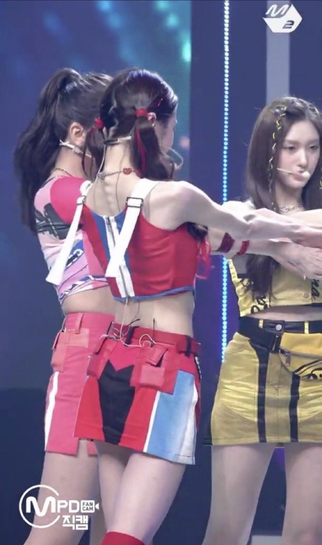 Penggemar pun khawatir dengan kondisi kesehatan Wonyoung IVE saat ini. Dia diduga melakukan diet ekstrim selama promosi lagu terbarunya After Like. Sampai-sampai tulang punggungnya terlihat jelas. Foto: dok. Pann