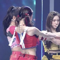 Penggemar pun khawatir dengan kondisi kesehatan Wonyoung IVE saat ini. Dia diduga melakukan diet ekstrim selama promosi lagu terbarunya After Like. Sampai-sampai tulang punggungnya terlihat jelas. Foto: dok. Pann