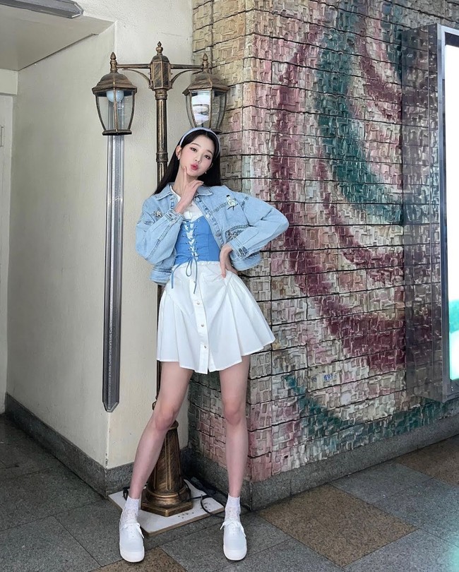 Idol KPop yang mendapat julukan ‘It Girl Korea’ itu punya banyak penggemar dari berbagai golongan usia. Netizen Korea khawatir anak-anak yang mengidolakan Wonyoung IVE akan terobsesi jadi kurus. Foto: dok. Pann