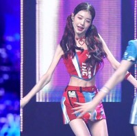 Wonyoung IVE menjadi perbincangan karena penampilannya di salah satu acara musik. Dia terlihat sangat kurus hingga tulangnya terlihat jelas saat manggung. Foto: dok. Pann