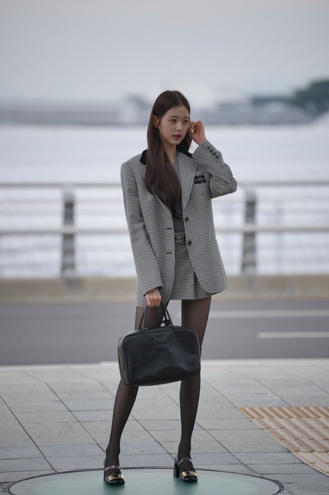 Meskipun belum lama pulang dari Prancis, Jang Wonyoung harus kembali untuk menghadiri Paris Fashion Week 2022 sebagai brand ambassador Korea, Miu Miu pada Senin (30/9/2022). Pengggemar pun mendesak Wonyoung beristirahat. Foto: dok. Twitter