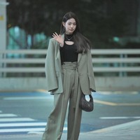 Wonyoung bahkan bolak-balik Prancis dan Korea di hari yang sama. Pada Sabtu (24/9/2022) malam, dia harus terbang ke Paris untuk menghadiri acara gala dinner FRED setelah tampil di Akaraka Yonsei University Festival sebagai ambassador. Foto: dok. Twitter