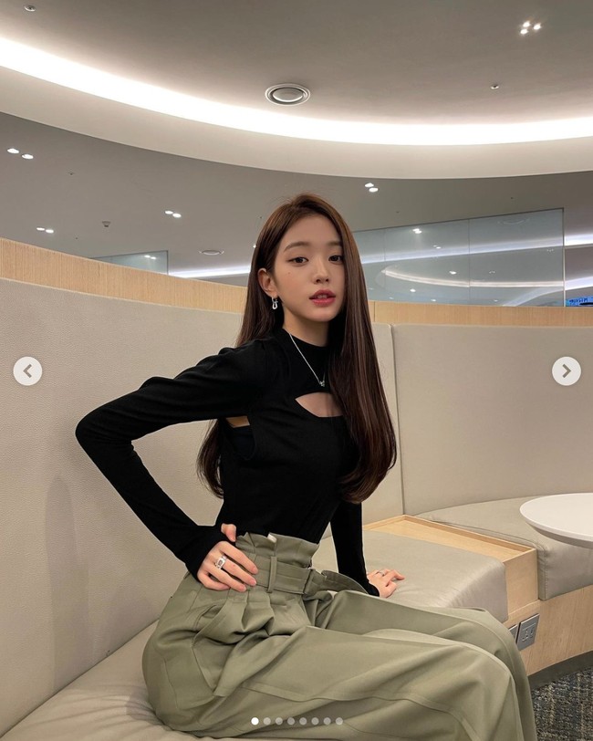 Di luar kesibukannya bersama IVE, Wonyoung memang punya jadwal padat yang dapat memicu penurunan berat badan. Dia menjadi MC acara Music Bank dan menjalani pemotretan dengan sejumlah brand yang bekerja sama dengannya seperti Kirsh, Hapa Kristin, Eider, dan Gospheres. Foto: dok. Pann