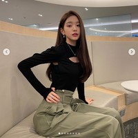 Di luar kesibukannya bersama IVE, Wonyoung memang punya jadwal padat yang dapat memicu penurunan berat badan. Dia menjadi MC acara Music Bank dan menjalani pemotretan dengan sejumlah brand yang bekerja sama dengannya seperti Kirsh, Hapa Kristin, Eider, dan Gospheres. Foto: dok. Pann