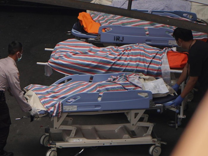 Petugas medis memindahkan jenazah korban kerusuhan Stadion Kanjuruhan di RSUD Saiful Anwar, Kota Malang, Jawa Timur, Minggu (2/10/2022). Kepala Biro Komunikasi Kementerian Kesehatan dr Siti Nadia Tarmizi menyebutkan tragedi di Stadion Kanjuruhan Malang mengakibatkan sebanyak 131 orang meninggal dunia. ANTARA FOTO/R D Putra/Zk/rwa.