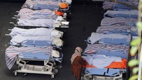 Petugas medis memindahkan jenazah korban kerusuhan Stadion Kanjuruhan di RSUD Saiful Anwar, Kota Malang, Jawa Timur, Minggu (2/10/2022). Diketahui ada 8 rumah sakit rujukan untuk para korban. Yakni RSUD Kanjuruhan, RS Wava Husada, Klinik Teja Husada, RSUD Saiful Anwar, RSI Gondanglegi, RSU Wajak Husada, RSB Hasta husada, dan RSUD Mitra Delima. Sebagian jenazah sudah teridentifikasi. Sebagian lainnya masih belum. Foto: ANTARA FOTO/R D 