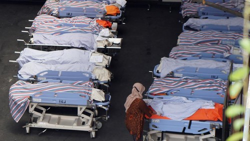 Petugas medis memindahkan jenazah korban kerusuhan Stadion Kanjuruhan di RSUD Saiful Anwar, Kota Malang, Jawa Timur, Minggu (2/10/2022). Kepala Biro Komunikasi Kementerian Kesehatan dr Siti Nadia Tarmizi menyebutkan tragedi di Stadion Kanjuruhan Malang mengakibatkan sebanyak 131 orang meninggal dunia. ANTARA FOTO/R D Putra/Zk/rwa.