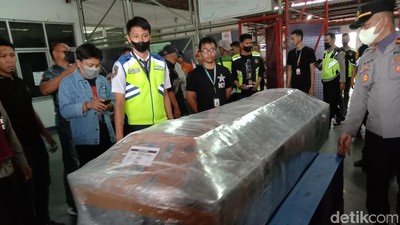 Potret Penyambutan-Pemakaman Jenazah Korban KKB Papua Barat di Sulut