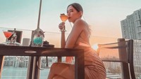 Bak jatuh tertimpa tangga, usai sakit diselingkuhi, Jennifer juga harus merugi puluhan juta lantaran uangnya diambil oleh selingkuhan sang kekasih. (Foto: dok Instagram)