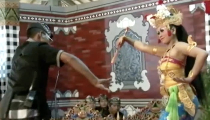 Salah satu lagi kesenian tradisional Bali dengan berbekal alat musik Joged Bumbung. Tarian asal Tabanan, Bali ini sebagian menggunakan bambu utuh.