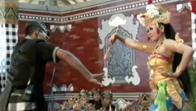 Joged Bumbung Salah satu lagi kesenian tradisional Bali dengan berbekal alat musik Joged Bumbung. Tarian asal Tabanan, Bali ini sebagian menggunakan bambu utuh.