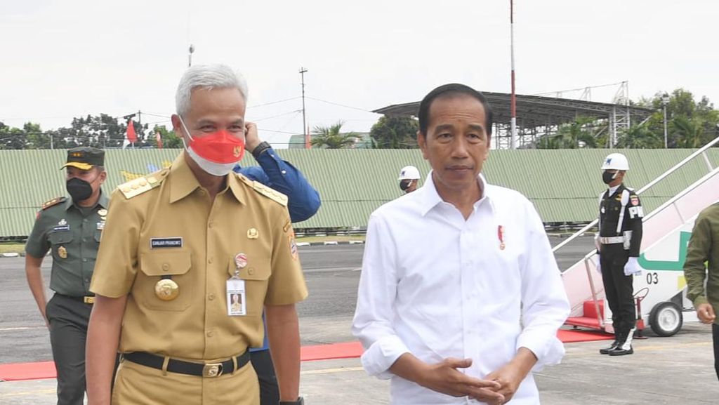 Jokowi Ajak Ganjar Semobil saat Kunker di Batang
