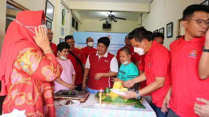 Kamar Dagang dan Industri (Kadin) Jakarta Timur melakukan aksi sosial di Wisma Tuna Ganda, Jakarta Timur.