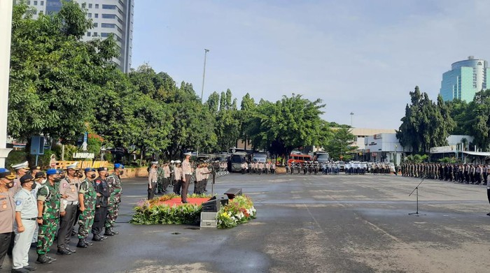 Kakorlantas Polri Irjen Firman Santhaybudi memimpin gelar pasukan Operasi Zebra 2022 di Polda Metro Jaya