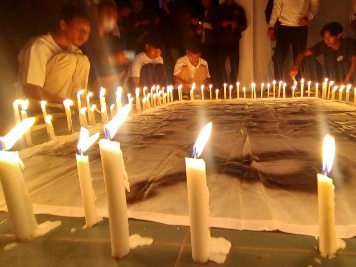 Kanjuruhan Seorang suporter sepakbola di Bandar Lampung menyalakan lilin dalam malam doa bersama atas meninggalnya ratusan suporter Arema FC di Stadion Kanjuruhan Malang.