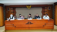 Sigit lalu menggelar rakor bersama sejumlah pihak terkait. Sigit memastikan trgedi Kanjuruhan bakal diusut tuntas. Saat ini saya telah mengajak tim dari Mabes Polri terdiri dari Bareskrim, Propam, Sops, Pusdokkes, Inafis, Puslabfor untuk melakukan langkah-langkah terkait pendalaman terhadap investigasi yang kami lakukan, kata Sigit dalam keterangan tertulis, Minggu (2/10/2022). (dok. Polri)