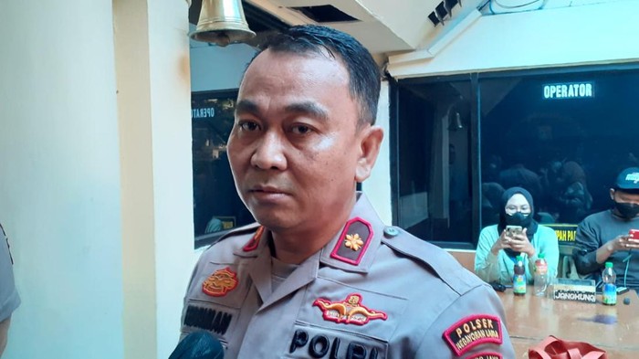 Kapolsek Kebayoran Lama Kompol Febriman Sarlase