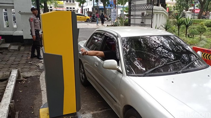 Kartu parkir khusus di Balai Kota Bandung.