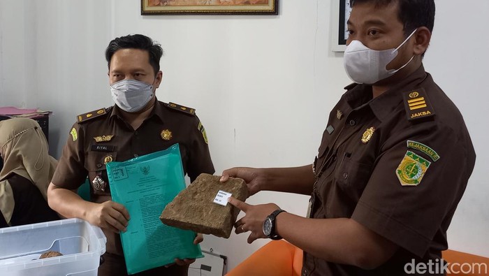 Kasi Intel Kejari Sukoharjo, Galih Martino Dwi Cahyo, saat menunjukan barangbukti bata Benteng eks Keraton Kartasura, Senin (3/10/2022).