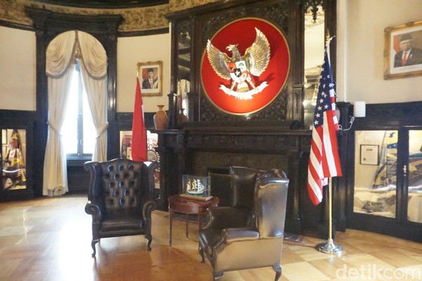 Gedung yang juga dikenal dengan nama Walsh-McLean House ini dibeli dari Evalyn Walsh-McLean, sosialita yang mewarisi rumah mewah ini dari ayahnya pengusaha tambang bernama James McLean. Ali Sastroamidjojo membelinya atas nama pemerintah Indonesia dengan harga 335 ribu dolar AS atau setara Rp 5 M (jika menggunakan kurs Rp 15.100/ dolar) pada Desember 1951. (Meliyanti/detikcom) Gedung yang juga dikenal dengan nama Walsh-McLean House ini dibeli dari Evalyn Walsh-McLean, sosialita yang mewarisi rumah mewah ini dari ayahnya pengusaha tambang bernama James McLean. Ali Sastroamidjojo membelinya atas nama pemerintah Indonesia dengan harga 335 ribu dolar AS atau setara Rp 5 M (jika menggunakan kurs Rp 15.100/ dolar) pada Desember 1951. (Meliyanti/detikcom)