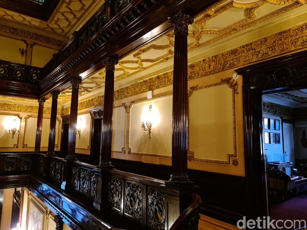 Gedung berlantai empat ini memiliki 60 ruangan yang kini difungsikan sebagai ruang kerja. KBRI Washington D.C terletak di jalan Massachusetts Avenue, yang dikenal sebagai Embassy Row. Disebut Embassy Row karena banyak kedutaan besar negara-negara di sini. (Meliyanti/detikcom) Gedung berlantai empat ini memiliki 60 ruangan yang kini difungsikan sebagai ruang kerja. KBRI Washington D.C terletak di jalan Massachusetts Avenue, yang dikenal sebagai Embassy Row. Disebut Embassy Row karena banyak kedutaan besar negara-negara di sini. (Meliyanti/detikcom)
