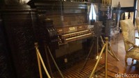 Deretan barang kuno berharga, mulai dari organ antik hingga atap berkaca patri buatan Tiffanys menghiasi atap gedung cantik yang pada saat dibangunnya menghabiskan dana hingga 835 ribu dolar AS ini (Rp 12,7 M menggunakan kurs Rp 15.100/ dolar. Wow! (Meliyanti/detikcom)