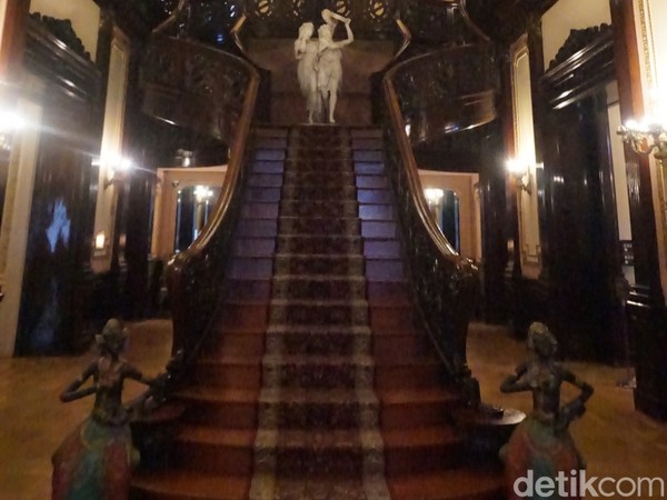 Tangga besar menyerupai tangga di kapal Titanic, dan menjadi lokasi favorit tamu KBRI Washington D.C. Banyak rumor mistis beredar di gedung ini mulai dari penampakan Evalyn Walsh muda hingga pesta dansa tanpa peserta di ruang serba guna. Percaya nggak percaya! (Meliyanti/detikcom)