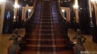 Tangga besar menyerupai tangga di kapal Titanic, dan menjadi lokasi favorit tamu KBRI Washington D.C. Banyak rumor mistis beredar di gedung ini mulai dari penampakan Evalyn Walsh muda hingga pesta dansa tanpa peserta di ruang serba guna. Percaya nggak percaya! (Meliyanti/detikcom)