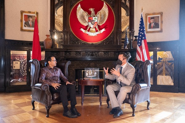 Ini adalah Garuda Room yang biasa difungsikan sebagai ruang tamu, seperti saat Mendikbudristek Nadiem Makarim menerima wawancara dengan majalah Foreign Policy, Kamis (22/9/2022). Kegiatan ini difasilitasi oleh KBRI Washington D.C. melalui Atase Pendidikan dan Kebudayaan. (Foto dok KBRI Washington D.C) Ini adalah Garuda Room yang biasa difungsikan sebagai ruang tamu, seperti saat Mendikbudristek Nadiem Makarim menerima wawancara dengan majalah Foreign Policy, Kamis (22/9/2022). Kegiatan ini difasilitasi oleh KBRI Washington D.C. melalui Atase Pendidikan dan Kebudayaan. (Foto dok KBRI Washington D.C)