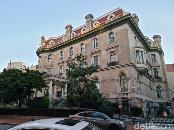 Gedung KBRI Washington, gedung bersejarah yang terletak berdekatan dengan kedubes negara lain di Washington. Foto: (Meliyanti/detikcom)