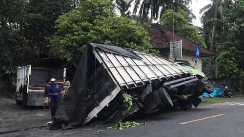 Kondisi truk sesaat setelah mengalami patah as dan tergelincir di Karangasem akibat over beban