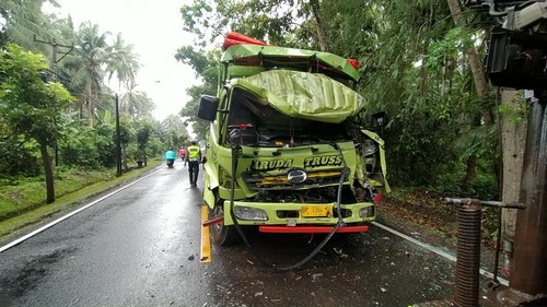Kecelakaan truk tabrak truk parkir di Jalan Denpasar Gilimanuk, Desa Candikusuma, Kecamatan Melaya, Jembrana Bali, Senin, (3/10/2022).