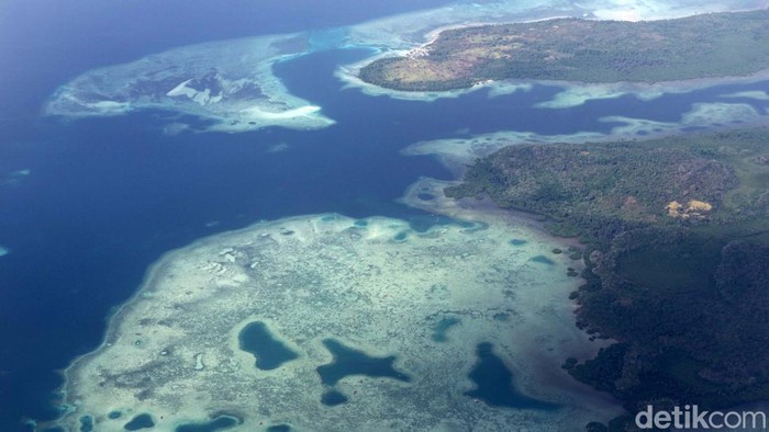 Kabupaten Kepulauan Tanimbar, Maluku, memiliki alam yang indah. Begini potret Kabupaten Kepulauan Tanimbar dari udara.