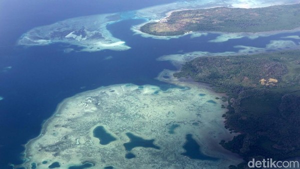 Pulau yang ada di Kabupaten Kepulaun Tanimbar diantaranya Pulau Yamdema, Pulau Larat, Pulau Matakus, dan Pulau Selaru. Pulau yang ada di Kabupaten Kepulaun Tanimbar diantaranya Pulau Yamdema, Pulau Larat, Pulau Matakus, dan Pulau Selaru.
