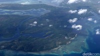 Banyaknya pulau-pulau yang ada di Kabupaten Kepulauan Tanimbar memiliki potensi terumbu karang yang indah dan beberapa titik menyelam.