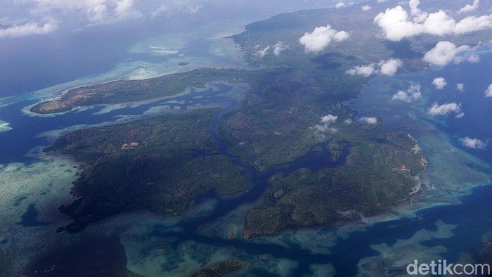 Keindahan Bumi Tanimbar dari Udara Kabupaten Kepulauan Tanimbar, Maluku, memiliki alam yang indah. Begini potret Kabupaten Kepulauan Tanimbar dari udara.
