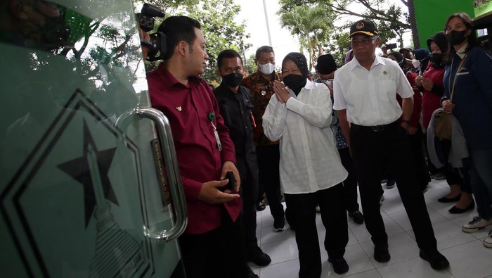 Menko PMK Muhadjir Effendi (kanan) menyerahkan bansos kepada keluarga korban meninggal tragedi Kanjuruhan di Kantor Kecamatan Lowokwaru, Kota Malang, Jawa Timur, Senin (3/10/2022). Mensos Tri Rismaharini bersama Menko PMK Muhadjir Effendi dan Wakil Ketua MPR Ahmad Basarah menyampaikan belasungkawa sekaligus menyerahkan secara langsung bansos berupa uang tunai dan sembako kepada sejumlah keluarga korban tragedi Kanjuruhan di wilayah tersebut. ANTARA FOTO/Irfan Anshori/rwa.