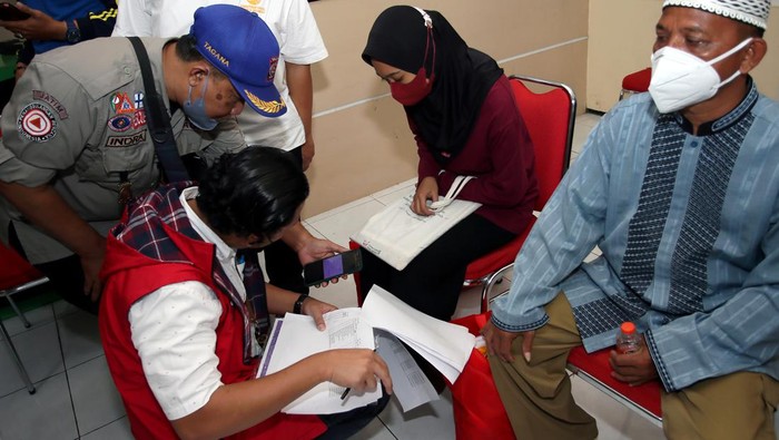 Keluarga Korban Tragedi Kanjuruhan Dapat BLT + Sembako Menko PMK Muhadjir Effendi (kanan) menyerahkan bansos kepada keluarga korban meninggal tragedi Kanjuruhan di Kantor Kecamatan Lowokwaru, Kota Malang, Jawa Timur, Senin (3/10/2022). Mensos Tri Rismaharini bersama Menko PMK Muhadjir Effendi dan Wakil Ketua MPR Ahmad Basarah menyampaikan belasungkawa sekaligus menyerahkan secara langsung bansos berupa uang tunai dan sembako kepada sejumlah keluarga korban tragedi Kanjuruhan di wilayah tersebut. ANTARA FOTO/Irfan Anshori/rwa.