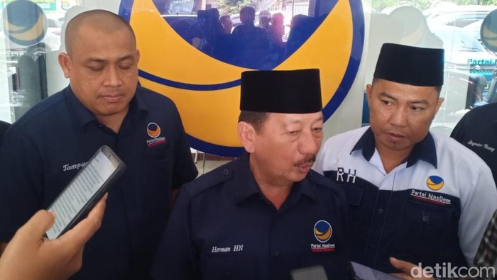 Ketua DPW Partai NasDem Lampung, Herman HN memberikan keterangan kepada awak media.