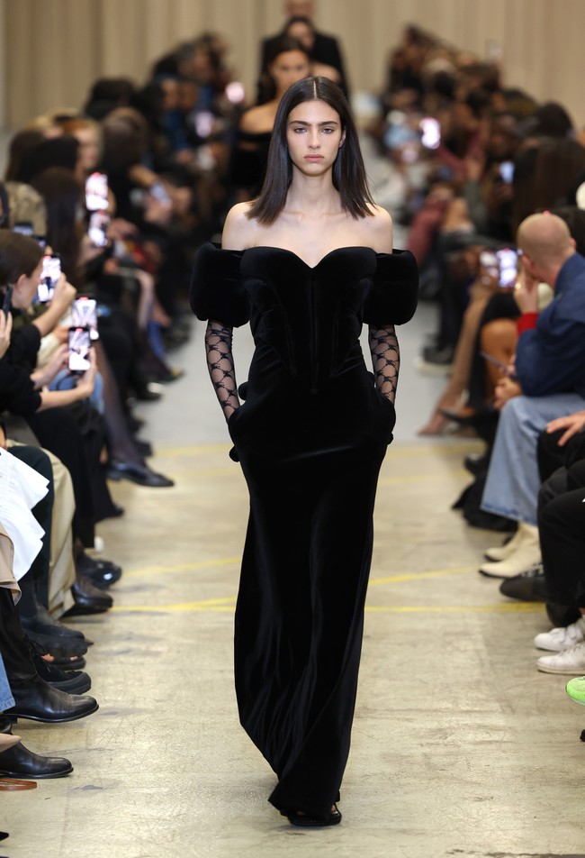 Desainer Burberry Riccardo Tisci mengungkapkan koleksi spring/summer 2023 ini terinspirasi dari keterbukaan dan kebebasan anak muda di mana mereka tak malu merayakan tubuh mereka dan bangga pada diri mereka sendiri. Salah satu keunikan koleksi Burberry adalah swimsuit yang bertrasnformasi menjadi gaun. Foto: Dok. Getty Images/Tim Whitb. Foto: Dok. Getty Images/Tim Whitb.