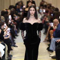 Desainer Burberry Riccardo Tisci mengungkapkan koleksi spring/summer 2023 ini terinspirasi dari keterbukaan dan kebebasan anak muda di mana mereka tak malu merayakan tubuh mereka dan bangga pada diri mereka sendiri. Salah satu keunikan koleksi Burberry adalah swimsuit yang bertrasnformasi menjadi gaun. Foto: Dok. Getty Images/Tim Whitb. Foto: Dok. Getty Images/Tim Whitb.