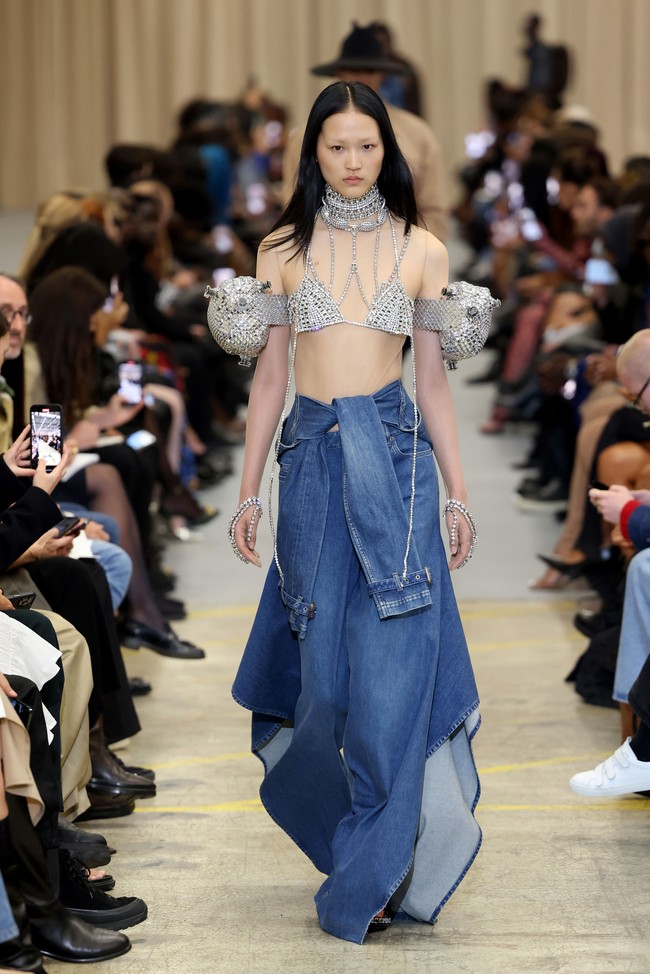 Desainer Burberry Riccardo Tisci mengungkapkan koleksi spring/summer 2023 ini terinspirasi dari keterbukaan dan kebebasan anak muda di mana mereka tak malu merayakan tubuh mereka dan bangga pada diri mereka sendiri. Salah satu keunikan koleksi Burberry adalah swimsuit yang bertrasnformasi menjadi gaun. Foto: Dok. Getty Images/Tim Whitb. Foto: Dok. Getty Images/Tim Whitb.