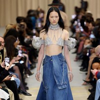 Desainer Burberry Riccardo Tisci mengungkapkan koleksi spring/summer 2023 ini terinspirasi dari keterbukaan dan kebebasan anak muda di mana mereka tak malu merayakan tubuh mereka dan bangga pada diri mereka sendiri. Salah satu keunikan koleksi Burberry adalah swimsuit yang bertrasnformasi menjadi gaun. Foto: Dok. Getty Images/Tim Whitb. Foto: Dok. Getty Images/Tim Whitb.