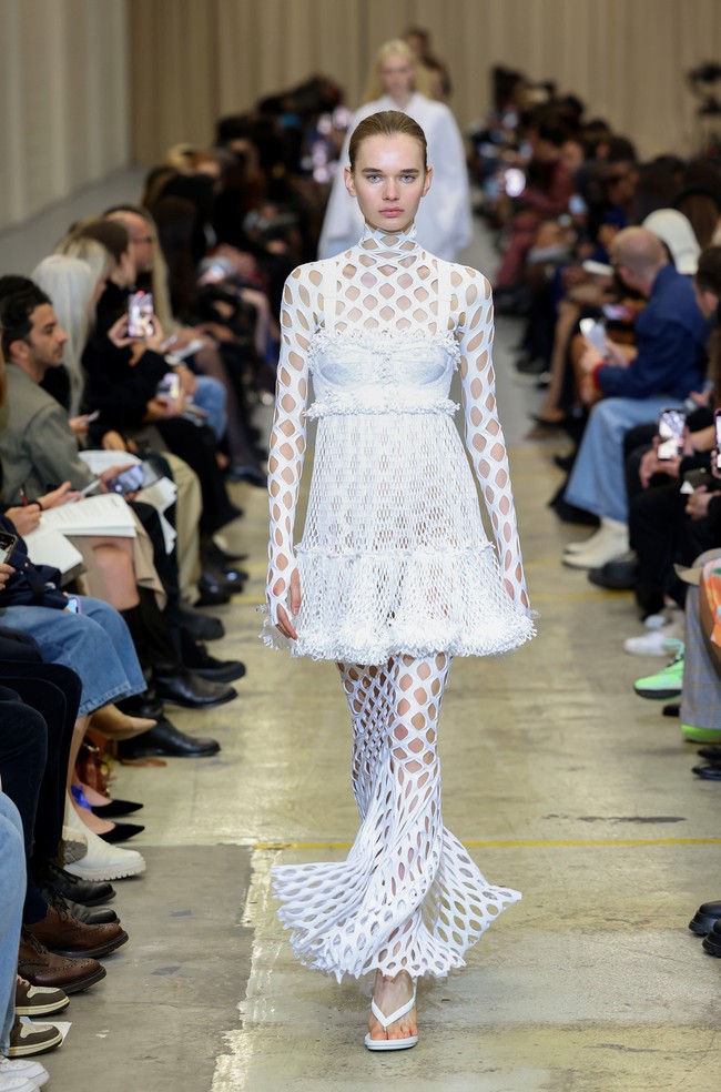 Desainer Burberry Riccardo Tisci mengungkapkan koleksi spring/summer 2023 ini terinspirasi dari keterbukaan dan kebebasan anak muda di mana mereka tak malu merayakan tubuh mereka dan bangga pada diri mereka sendiri. Salah satu keunikan koleksi Burberry adalah swimsuit yang bertrasnformasi menjadi gaun. Foto: Dok. Getty Images/Tim Whitb.