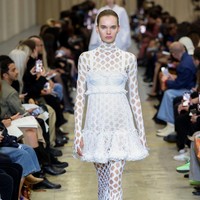 Desainer Burberry Riccardo Tisci mengungkapkan koleksi spring/summer 2023 ini terinspirasi dari keterbukaan dan kebebasan anak muda di mana mereka tak malu merayakan tubuh mereka dan bangga pada diri mereka sendiri. Salah satu keunikan koleksi Burberry adalah swimsuit yang bertrasnformasi menjadi gaun. Foto: Dok. Getty Images/Tim Whitb.