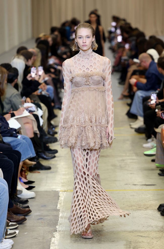 Desainer Burberry Riccardo Tisci mengungkapkan koleksi spring/summer 2023 ini terinspirasi dari keterbukaan dan kebebasan anak muda di mana mereka tak malu merayakan tubuh mereka dan bangga pada diri mereka sendiri. Salah satu keunikan koleksi Burberry adalah swimsuit yang bertrasnformasi menjadi gaun. Foto: Dok. Getty Images/Tim Whitb.Foto: Dok. Getty Images/Tim Whitb.