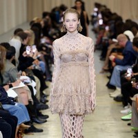 Desainer Burberry Riccardo Tisci mengungkapkan koleksi spring/summer 2023 ini terinspirasi dari keterbukaan dan kebebasan anak muda di mana mereka tak malu merayakan tubuh mereka dan bangga pada diri mereka sendiri. Salah satu keunikan koleksi Burberry adalah swimsuit yang bertrasnformasi menjadi gaun. Foto: Dok. Getty Images/Tim Whitb.Foto: Dok. Getty Images/Tim Whitb.