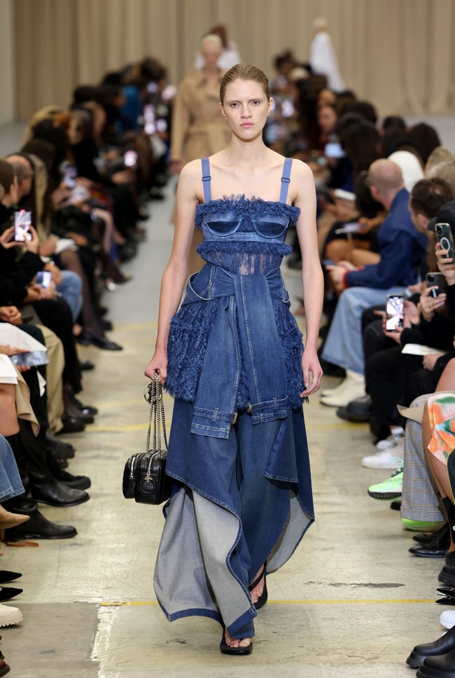 Desainer Burberry Riccardo Tisci mengungkapkan koleksi spring/summer 2023 ini terinspirasi dari keterbukaan dan kebebasan anak muda di mana mereka tak malu merayakan tubuh mereka dan bangga pada diri mereka sendiri. Salah satu keunikan koleksi Burberry adalah swimsuit yang bertrasnformasi menjadi gaun. Foto: Dok. Getty Images/Tim Whitb.