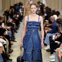Desainer Burberry Riccardo Tisci mengungkapkan koleksi spring/summer 2023 ini terinspirasi dari keterbukaan dan kebebasan anak muda di mana mereka tak malu merayakan tubuh mereka dan bangga pada diri mereka sendiri. Salah satu keunikan koleksi Burberry adalah swimsuit yang bertrasnformasi menjadi gaun. Foto: Dok. Getty Images/Tim Whitb.