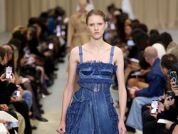 10 Koleksi Burberry Spring/Summer 2023, Terinspirasi Kebebasan Anak Muda